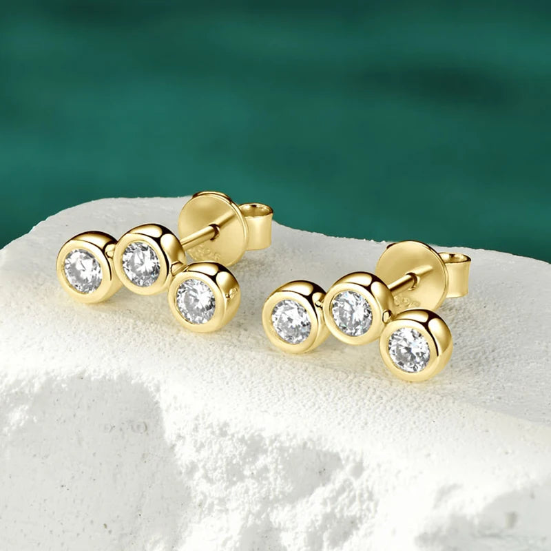 Trendy Bezel Round Moissanite Stud Earrings 925 Silver Plated Gold for Women Curved Earrings Fine Jewelry Valentine's Gift